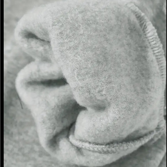 Gray Heart Graphic sweatshirt - Picture 4 of 7